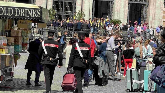 PIAZZA DANTE - Controlli dei Carabinieri a piazza Santa Maria Maggiore (2)