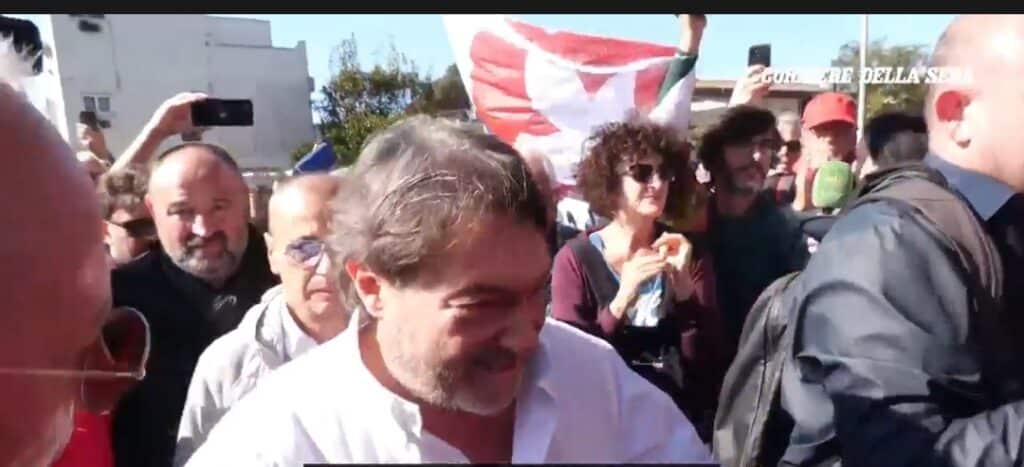 Pomezia, Un abbraccio collettivo per Sigfrido Ranucci dopo l'attentato di giovedì notte 3