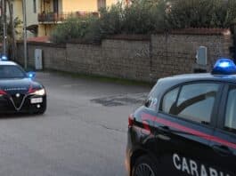 Si nasconde nel bagagliaio dell’auto guidata dalla moglie per evadere dai domiciliari. Arrestato