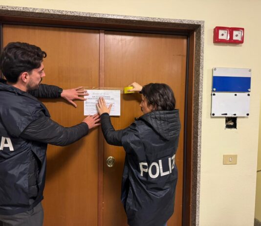 Polizia sequestra clinica abusiva per cittadini cinesi. Pubblicizzava mastoplastiche per migliaia di euro