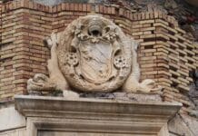 Nettuno, la lapide sulle mura del borgo ha bisogno di un restauro