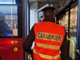 Roma, autobus colpito da un sasso. Carabinieri fermano un sospetto