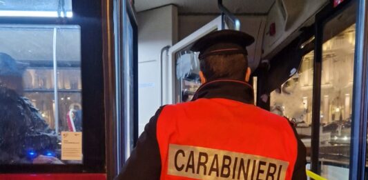 Roma, autobus colpito da un sasso. Carabinieri fermano un sospetto