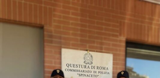 Spinaceto, tra fumo e fiamme due agenti della Polizia salvano la vita a un anziana in pericolo