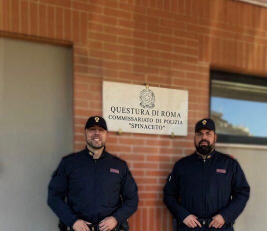 Spinaceto, tra fumo e fiamme due agenti della Polizia salvano la vita a un anziana in pericolo