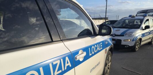 Anzio. Aggredisce polizia locale dopo incidente, era positivo al test dell’alcol: fermato