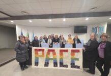 La bandiera della Pace sulla facciata del Comune di Aprilia, donata dalle “Donne Fuori-Tempo”