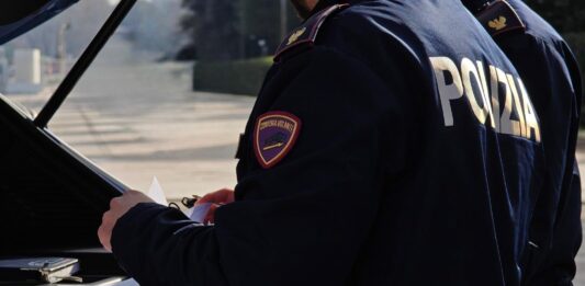 Blitz in villa a San Cesareo, droga sotterrata in giardino e acquirenti in attesa della consegna