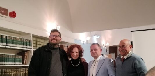 Marco Nica dona alla biblioteca di Nettuno la sua opera “Il tempio dell’Imperatore”
