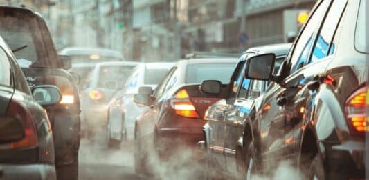 Stop al Green Deal, l’Europa potrà continuare a produrre auto inquinanti