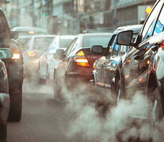 Stop al Green Deal, l’Europa potrà continuare a produrre auto inquinanti