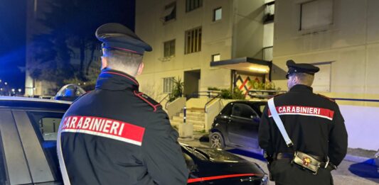 Sequestra in casa l’anziana madre disabile per estorcerle denaro per la droga. Arrestato