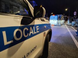 Anzio, incidente sull’Ardeatina un furgone, colpisce un alto in sosta e si ribalta