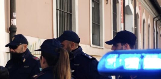 Roma, scoperta officina del riciclaggio. Smontavano auto rubate per il mercato nero