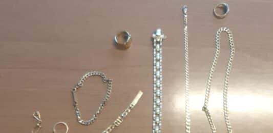 Truffano coppia di anziani e fuggono a bordo di un’auto a noleggio, scoperti da Polizia Stradale