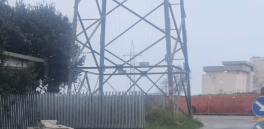 Nettuno, maxi buca in via Rinascimento all’incrocio con via Miglioramento: residenti chiedono un intervento urgente