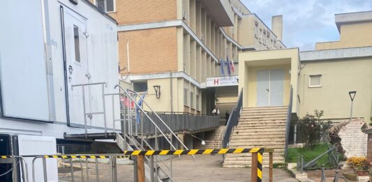 Ospedale Riuniti di Anzio e Nettuno: ancora penalizzato. Meno posti letto, punto nascita chiuso e pazienti costretti sotto la pioggia per la TAC ambulante