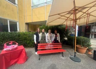 IC Anzio V celebra la donna: al Virgilio panchina rossa, sicurezza e diritti contro la violenza