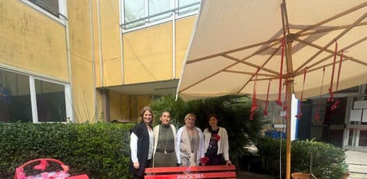 IC Anzio V celebra la donna: al Virgilio panchina rossa, sicurezza e diritti contro la violenza