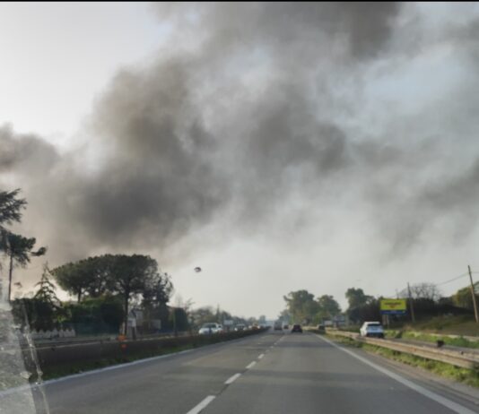 Incendio di materiale plastico tra Aprilia e Campoverde