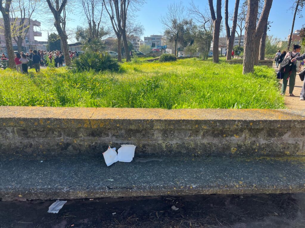 Erba alta e sporcizia al parco Palatucci, il brutto biglietto da visita di Nettuno 2
