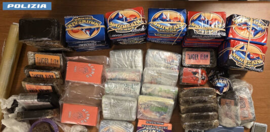 Roma, nascondeva 6 kg di droga tra gli ortaggi nel frigorifero. Pusher in manette