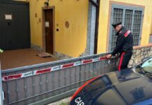 Tenta di uccidere a coltellate la compagna che si barrica in una stanza. Arrestato un 72enne