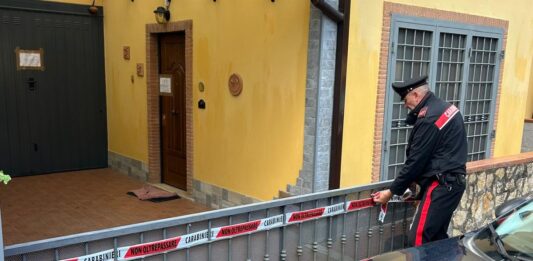 Tenta di uccidere a coltellate la compagna che si barrica in una stanza. Arrestato un 72enne
