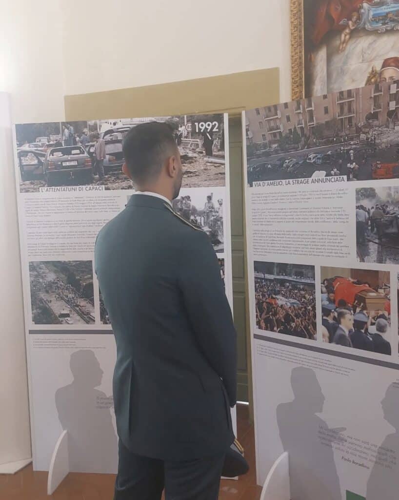 Anzio, a Villa Sarsina folla di autorità e cittadini all'inaugurazione della mostra "l'eredità di Falcone e Borsellino" 1 Anzio, a Villa Sarsina folla di autorità e cittadini all'inaugurazione della mostra "l'eredità di Falcone e Borsellino" 1