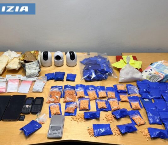 Roma, nascondeva fortino della droga in casa. Sequestrati 2 kg di pasticche