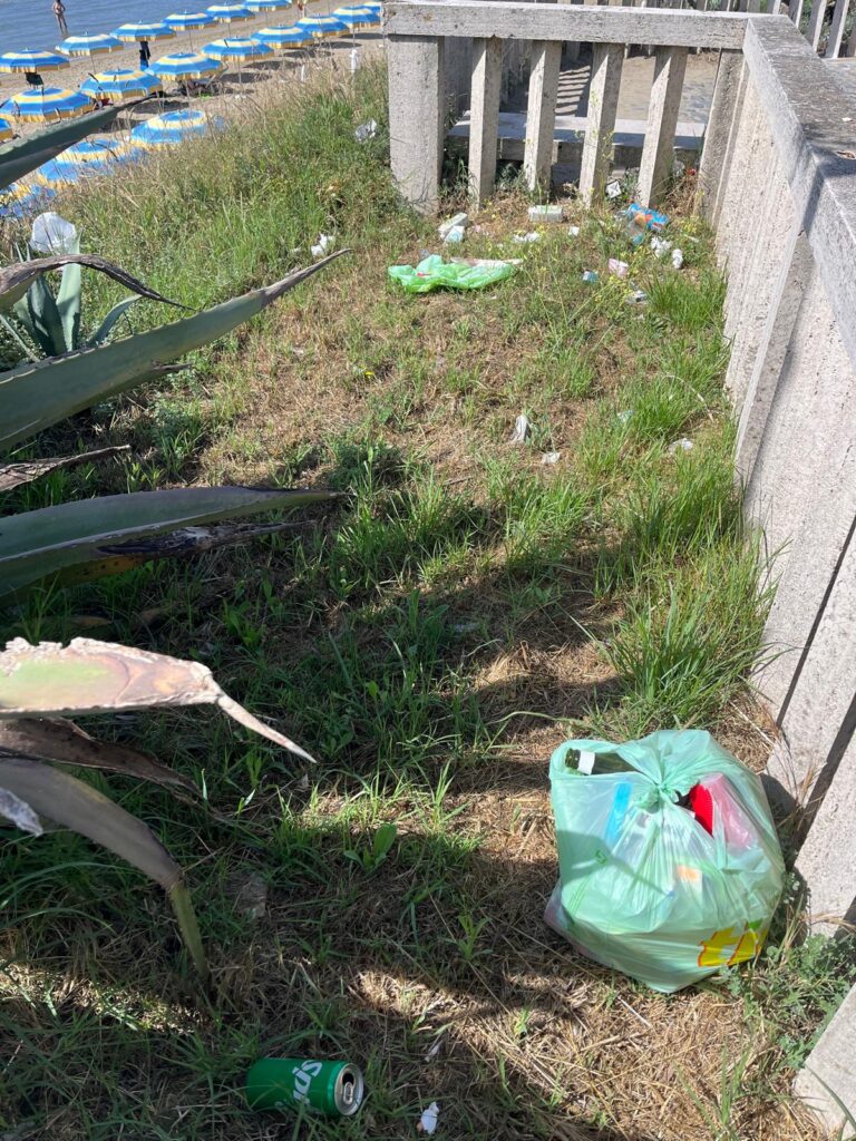 Anzio, vandali e sporcizia a piazzale Nassiriya Lo Fazio: “Pronto a chiudere la spiaggia libera” 2