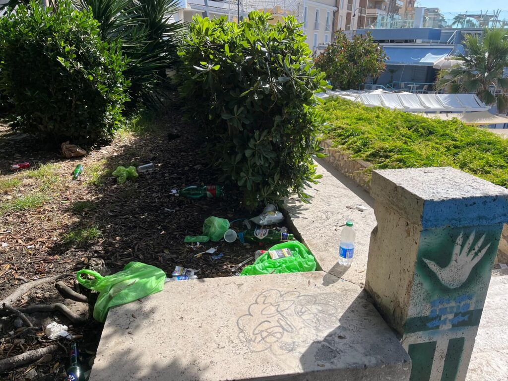 Anzio, vandali e sporcizia a piazzale Nassiriya Lo Fazio: “Pronto a chiudere la spiaggia libera” 1