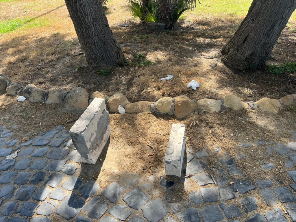 Anzio, vandali e sporcizia a piazzale Nassiriya Lo Fazio: “Pronto a chiudere la spiaggia libera” 3