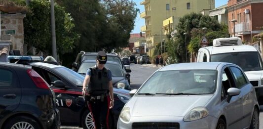 Un arresto per spaccio e detenzione abusiva di armi e diverse denunce per guida senza patente