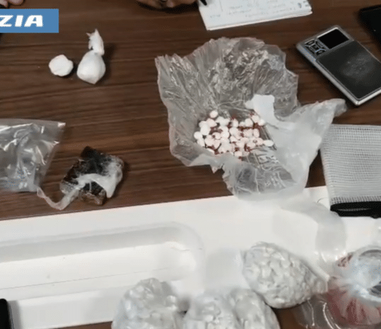 Ostia, un sottile filo di nylon per prelevare e riposizionare all’interno di un comignolo uno zaino con crack e cocaina