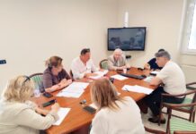 Incendio al deposito di legname a Pomezia, attivata task force