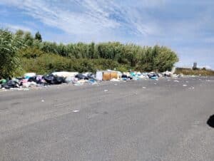 Cinque...miglia di rifiuti, chi li abbandona dimostra totale mancanza di rispetto verso la collettività 1 Cinque...miglia di rifiuti, chi li abbandona dimostra totale mancanza di rispetto verso la collettività 1