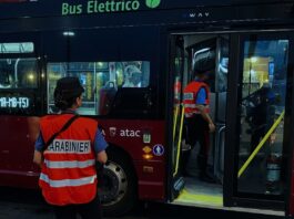 Roma, bus Atac danneggiato a calci a San Paolo e mezzi in transito presi a bastonate all’EUR. Doppio intervento dei Carabinieri