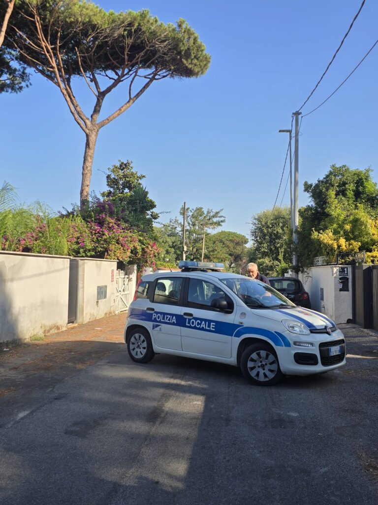 Lavinio, a fuoco l'impianto elettrico del pozzo di un abitazione in via delle Dalie, intervenuta la Polizia locale e i vigili del fuoco 1