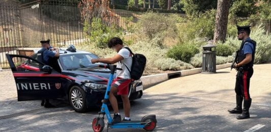 Roma, obbligo di assicurazione targa e casco per i monopattini, pioggia di multe dei Carabinieri