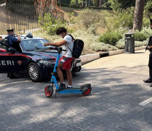 Roma, obbligo di assicurazione targa e casco per i monopattini, pioggia di multe dei Carabinieri