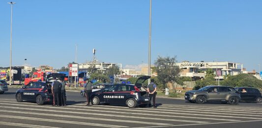 Ostia, i carabinieri denunciano 6 persone, sequestrate droga e armi, attività bar sospesa