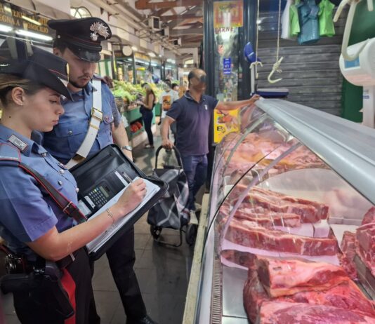 Roma, Esquilino, i carabinieri ispezionano i banchi del mercato: sequestrati e distrutti 18 kg di alimenti in cattivo stato di conservazione