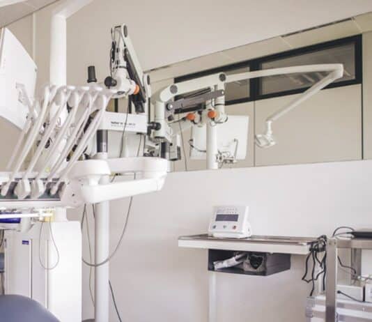 Latina, scoperto studio dentistico abusivo: sequestrato l’ambulatorio in una casa