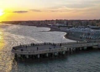 Ostia, si tuffa dal pontile e sbatte la testa: morto un ragazzo In Libera Uscita 8