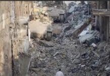 Questa foto sarà in tutti i libri di storia. La foto del medico di Gaza che si para contro i carri armati dell’esercito per impedire loro di distruggere l’ultimo ospedale funzionante.