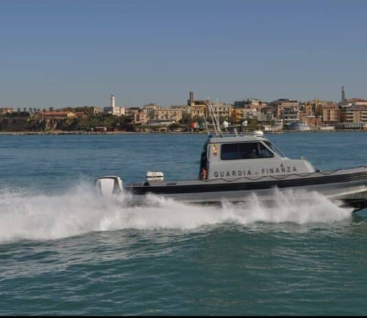 Palmarola, bambina di 12 anni ferita gravemente durante un tuffo: decisivo l’intervento della Guardia di Finanza.