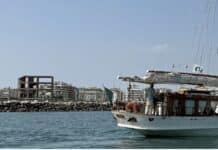 Goletta Verde sotto l’ecomostro del Porto di Nettuno: “Abbattiamolo”