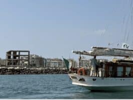 Goletta Verde sotto l’ecomostro del Porto di Nettuno: “Abbattiamolo”
