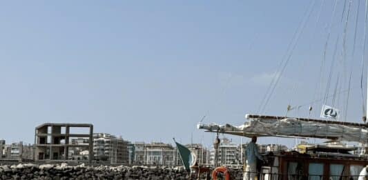 Goletta Verde sotto l’ecomostro del Porto di Nettuno: “Abbattiamolo”